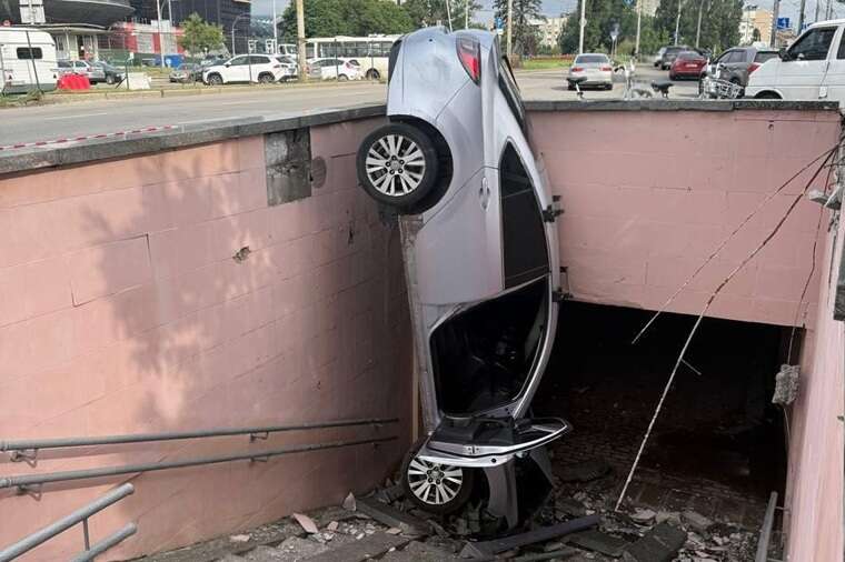 Машина стала вертикально: появилось видео ужасного ДТП в Киеве