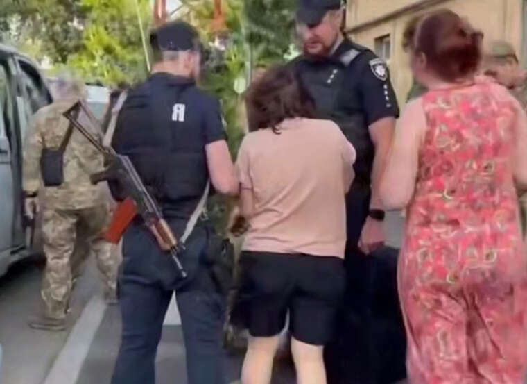 В Одессе мужчина во время побега от сотрудников ТЦК ранил военного ножом