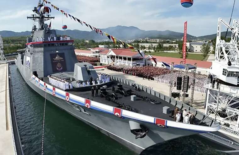 Северная Корея со второй попытки спустила на воду свой эсминец