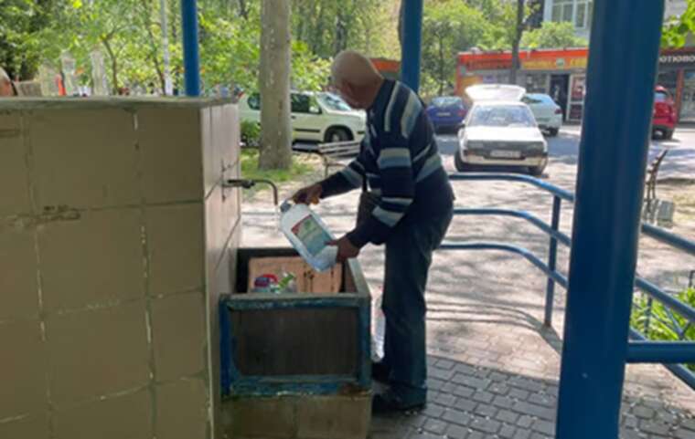Odessites are actively stocking up on water