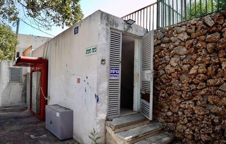 Служба тыла Израиля призвала граждан находиться вблизи убежищ