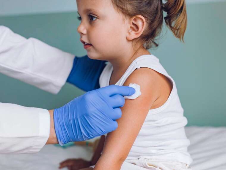 Кабмин предлагает запретить невакцинированным детям посещать школы и детские сады