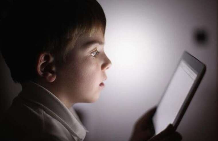 У Франції планують заборонити дітям до 3 років користуватися гаджетами з екранами