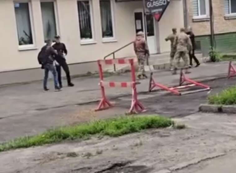 У мережі публікують відео спроби силової мобілізації: чоловік вдало накивав п’ятами від військкомів