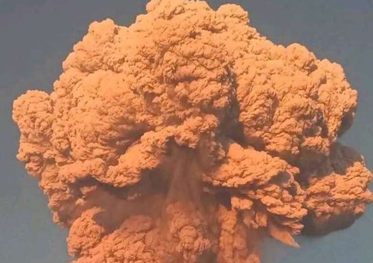 В Індонезії вивергається вулкан Левотобі Лакі-лакі