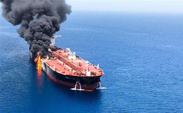 Два нафтові танкери зіткнулися і загорілися біля Ормузької протоки