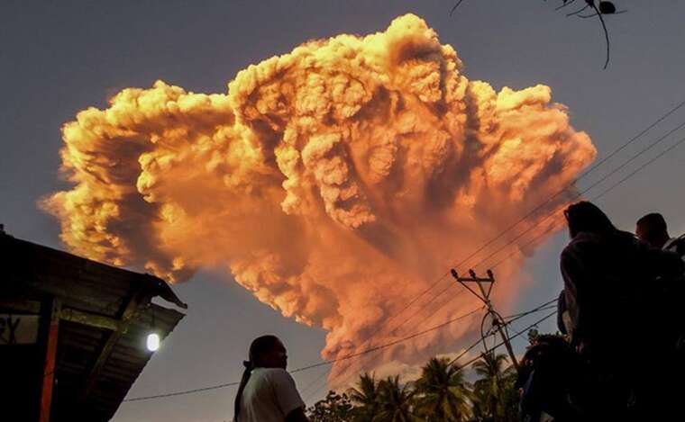 В Індонезії сталося сильне виверження вулкана: скасовано десятки рейсів