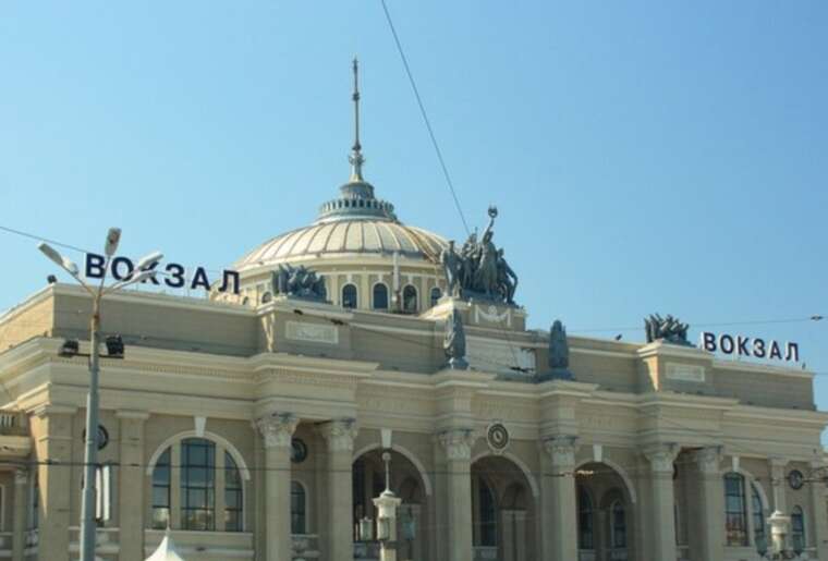 В Одесі внаслідок атаки російських дронів була пошкоджена інфраструктура залізничного вокзалу