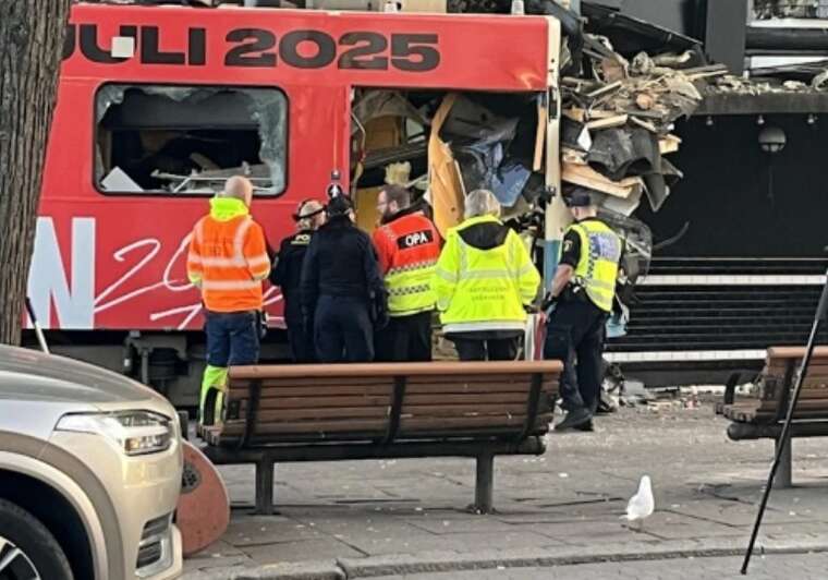 У Швеції зійшов з рейок трамвай та врізався в кіоск з вуличною їжею