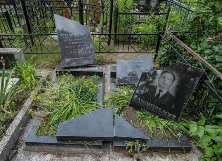 У Бучі вандали понівечили понад десять могил на кладовищі