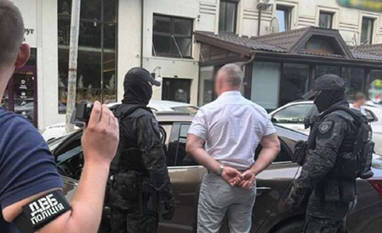 Обещал трудоустройство в полицию: Начальника службы судебной охраны Львовщины задержали на взятке