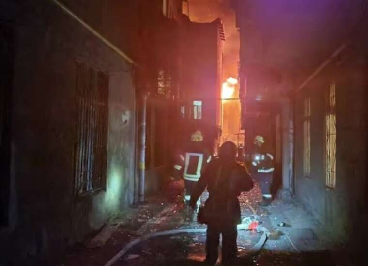 Нічна атака БпЛА на Одесу: в місті спалахнула масштабна пожежа