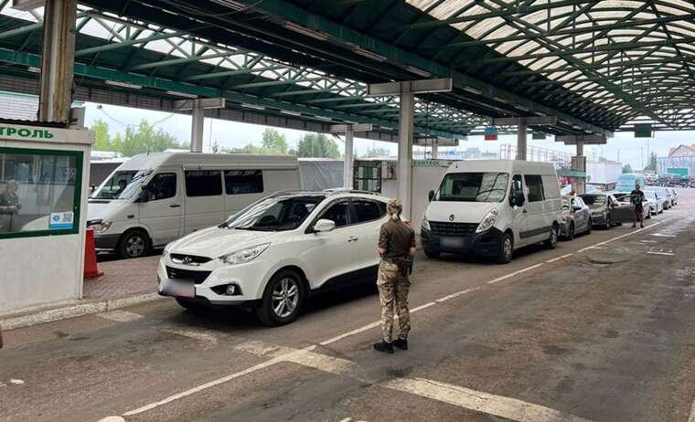 У ДПСУ попередили про суттєве зростання пасажиропотоку в пунктах пропуску "Шегині" та "Краківець"