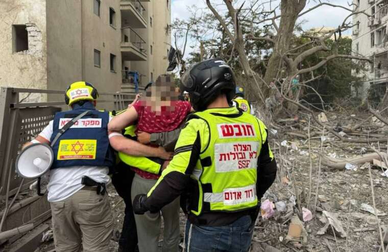 Иран атаковал Израиль: зафиксировано падение обломков на 10 локациях