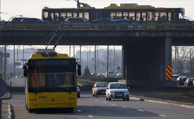 Через наслідки нічної атаки в Києві частково змінено рух громадського транспорту