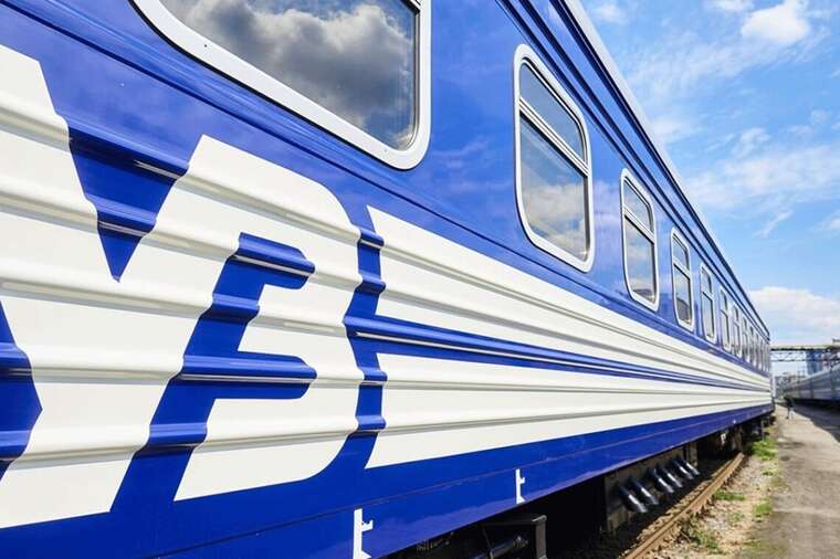 Удар по Дніпру: ракета влучила в завод, уламками зачепило пасажирський поїзд Одеса-Запоріжжя