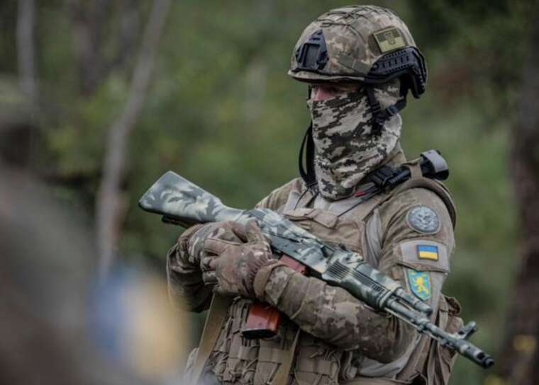 Ukrainian paratroopers destroyed a large motor convoy of Russian troops