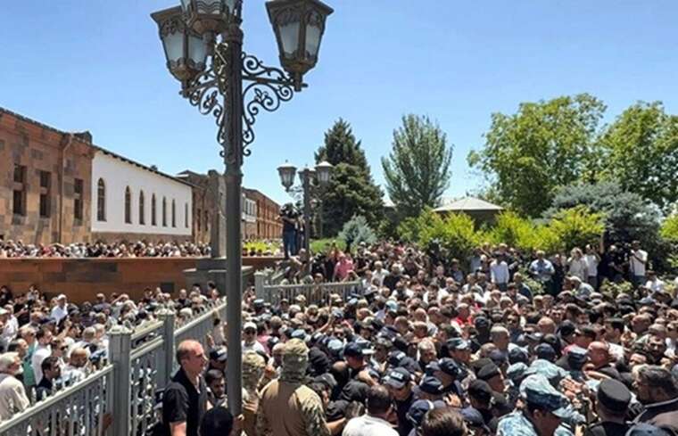 У Вірменії спробували затримати архієпископа у справі про спробу захоплення влади