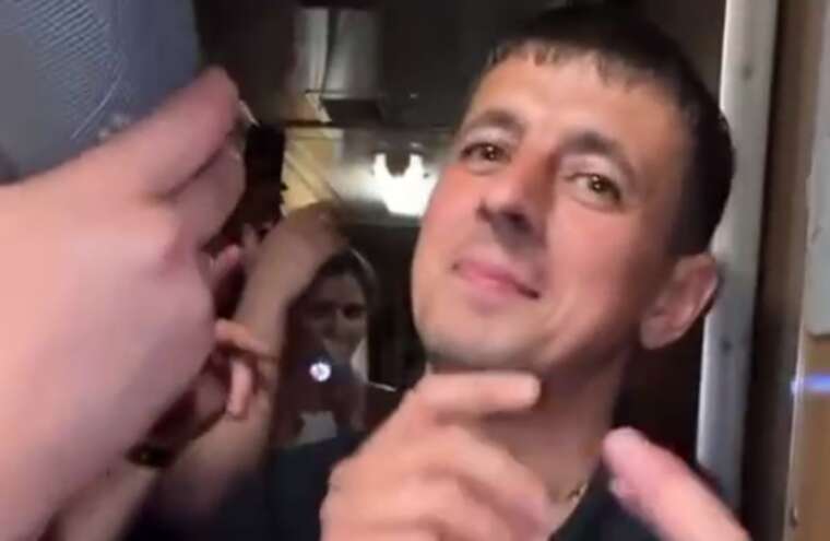 Провідник з "Укрзалізниці" став зіркою TikTok: станцював у вагоні разом із пасажирами