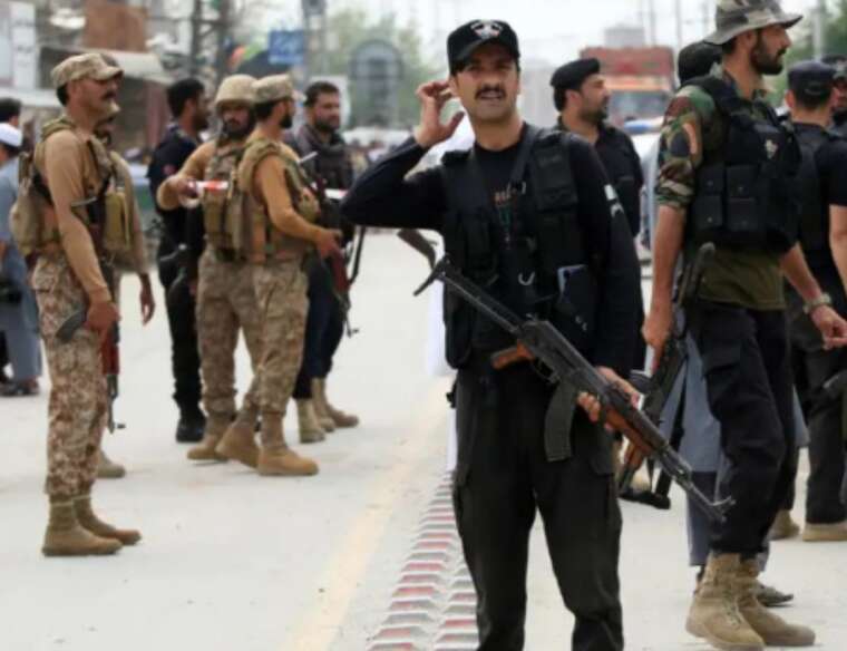 У Пакистані терорист-смертник на авто з вибухівкою протаранив військовий конвой: є загиблі
