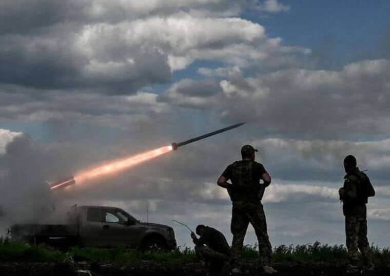 У Харкові сили ППО збили «шахед»: уламки спричинили пожежу в приватному секторі