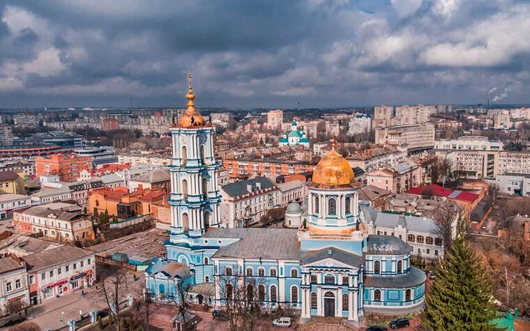 Russian artillery is already shelling the outskirts of Sumy