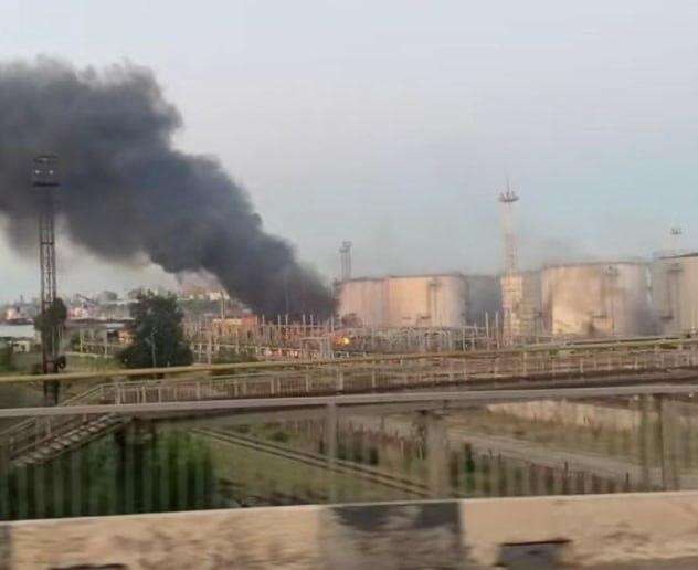 В Одессе произошел пожар после атаки в районе Ильичевской переправы