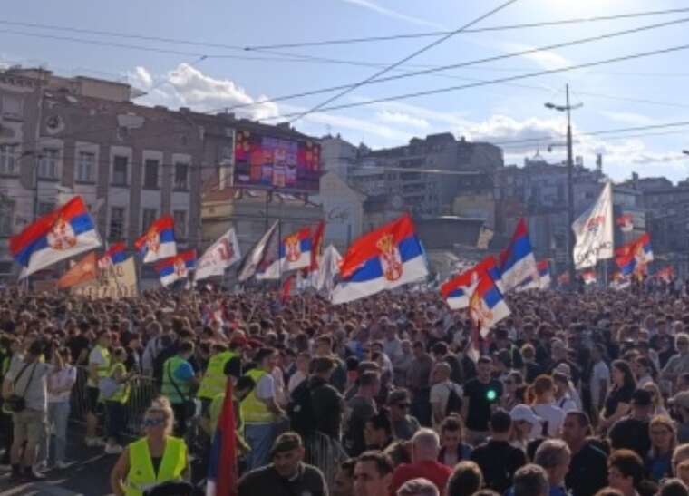 В Белграде студенты заблокировали дороги и построили баррикады