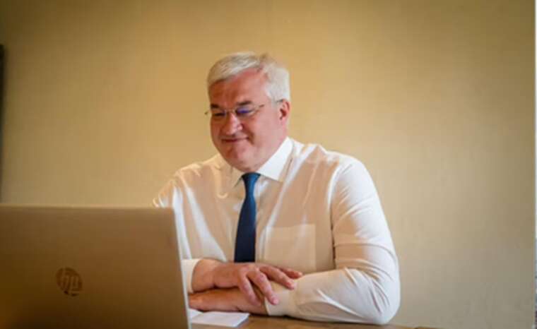 Украинцы за границей получили доступ к новой системе нотариальных услуг МИД