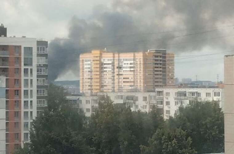 В российском Ижевске дроны атаковали предприятие: момент удара попал на видео