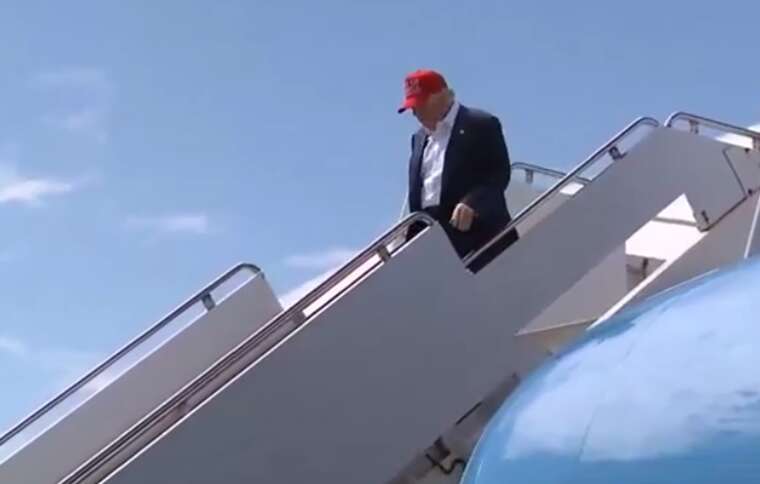 Трамп приїхав особисто відкрити центр для мігрантів на болотах з алігаторами