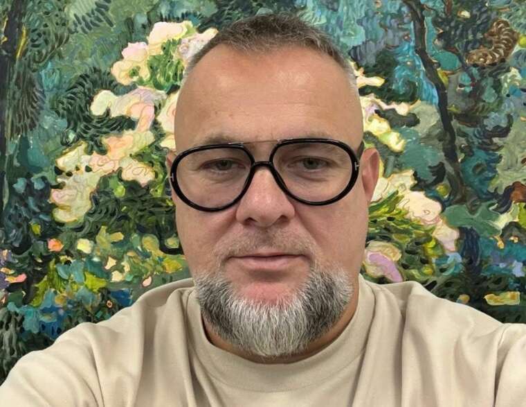 Владелец Aromateque сбежал за границу после разоблачения сети в подделке парфюмерии