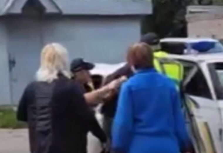 In Kremenchuk, a police officer pushed a woman during the arrest of a man: she was injured