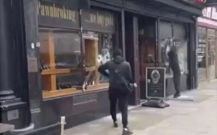 У Лондоні чоловіки в балаклавах пограбували ломбард: відео з’явилося в мережі