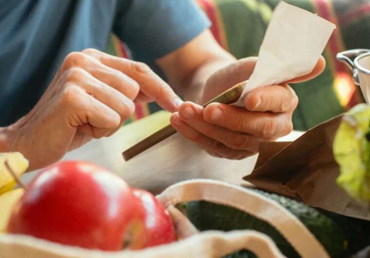 Кожен четвертий українець економить на їжі: рівень бідності в червні зріс до 25,2%