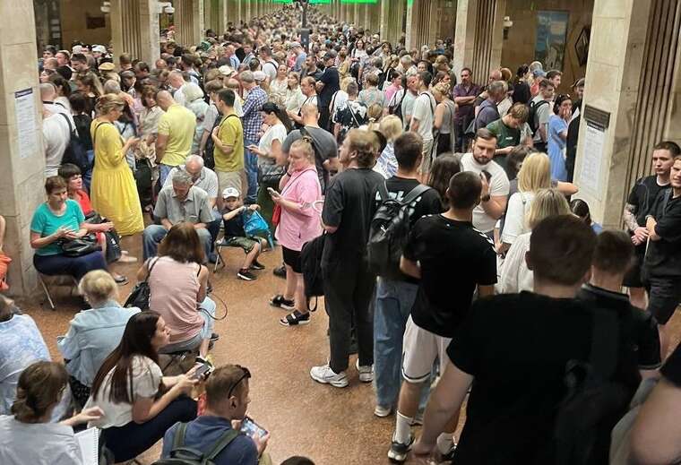 Над Києвом помітили невідомий БпЛА: метро переповнене людьми, мешканці шукають укриття