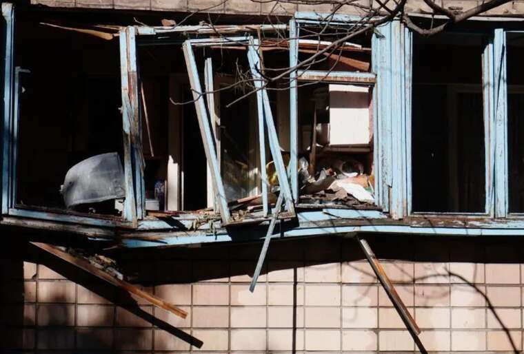 У Києві дрон-камікадзе влучив у багатоповерхівку: сталася пожежа, зруйновані квартири, є постраждалі