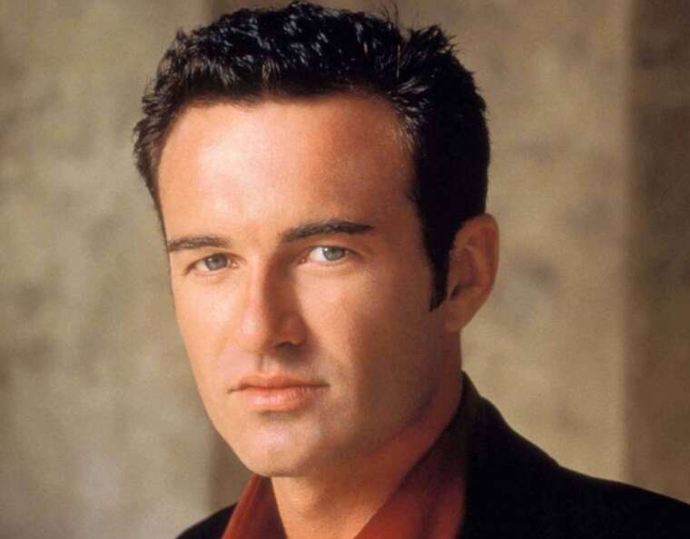 Помер актор Джуліан Макмехон — зірка серіалів «Усі жінки — відьми» і «Частини тіла»