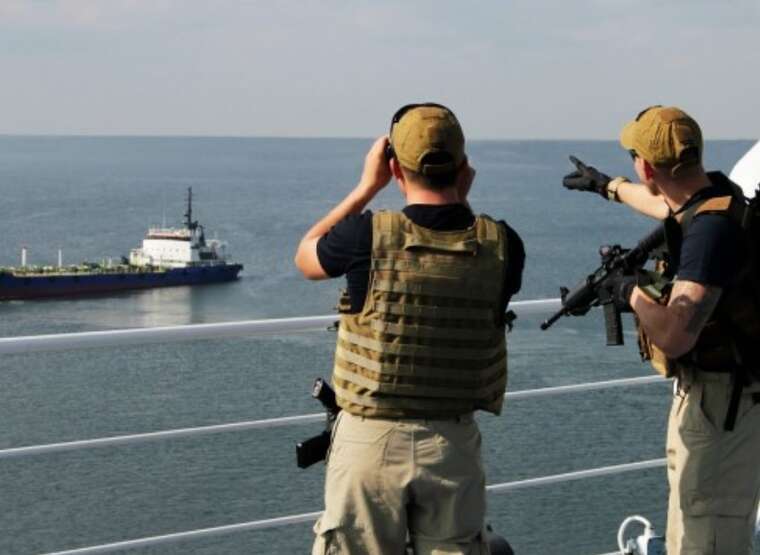 Напад поблизу Ємену: торгівельне судно обстріляли з човнів і атакували дронами-камікадзе