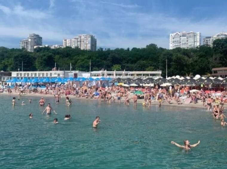 Аншлаг на пляжах Одессы, а в Затоке — масштабные разрушения из-за обстрелов