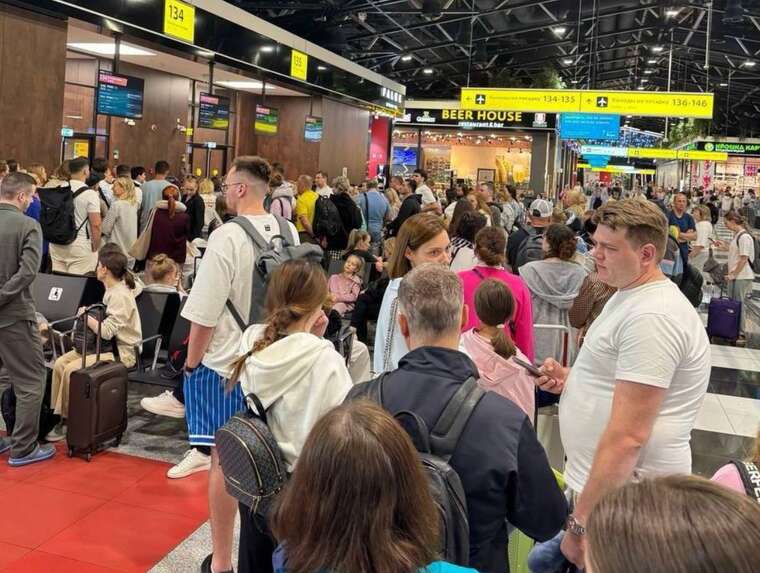 В аеропортах РФ — колапс: масово скасовуються рейси через загрозу БпЛА