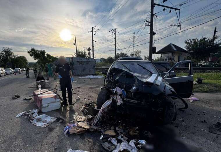 A drunk female BMW driver crashed into a checkpoint in Zakarpattia  a border guard died