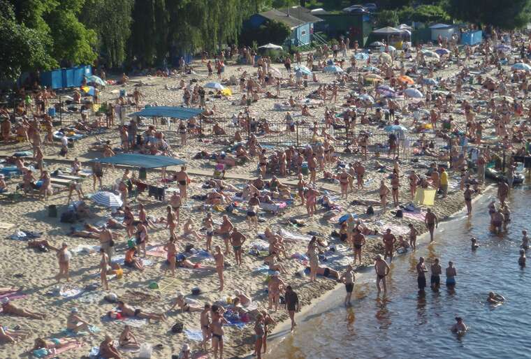 Лето берет свое: киевляне штурмуют пляжи Гидропарка
