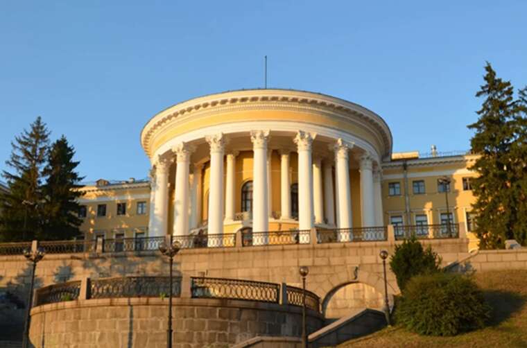 The October Palace was acquired by a company with ties to "Kvartal" and the presidents entourage