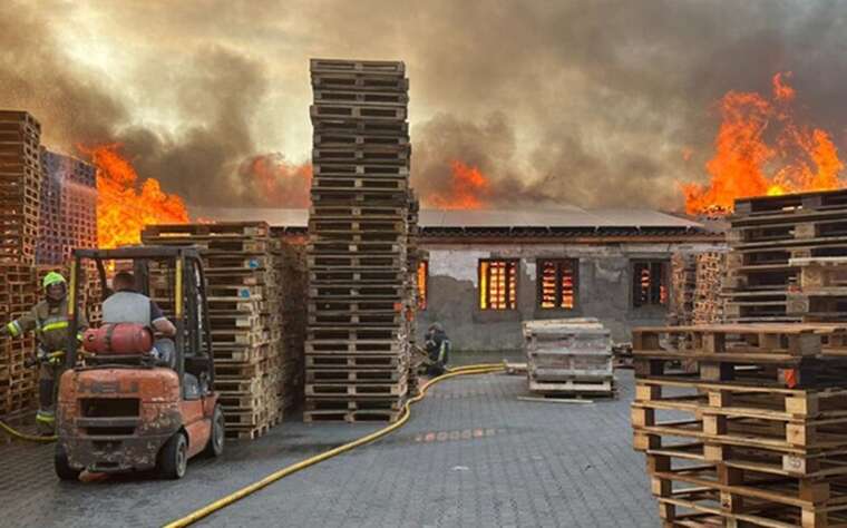 In Trebukhiv, Brovary District, a business is on fire due to a night attack by Russia