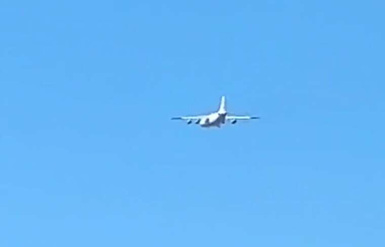 В небі над Києвом помітили цивільний літак