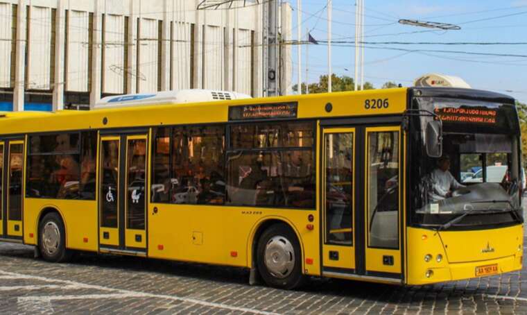 Російська ракета знищила автопарк столичного перевізника: Кияни залишилися без популярних автобусних маршрутів