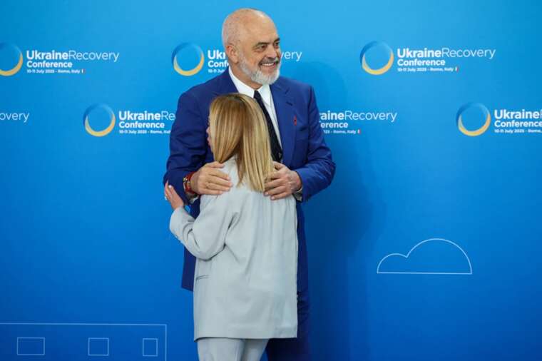 Прем’єр Албанії опустився на коліно перед Мелоні на конференції в Римі