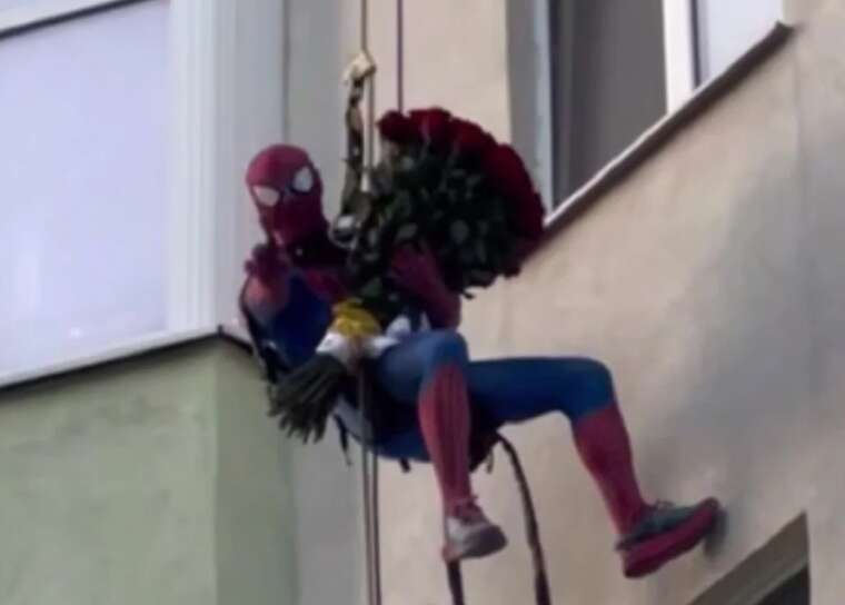В Одесі “Людина-павук” доставила букет троянд через вікно багатоповерхівки