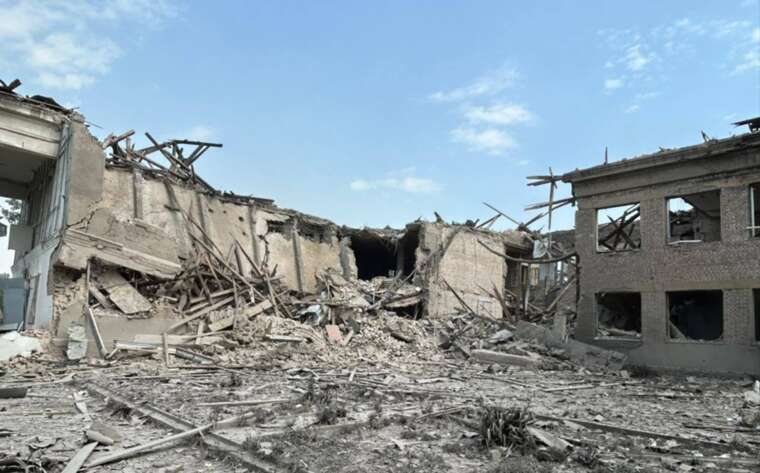 Оккупанты нанесли удары по админзданию в Константиновке: погиб один человек